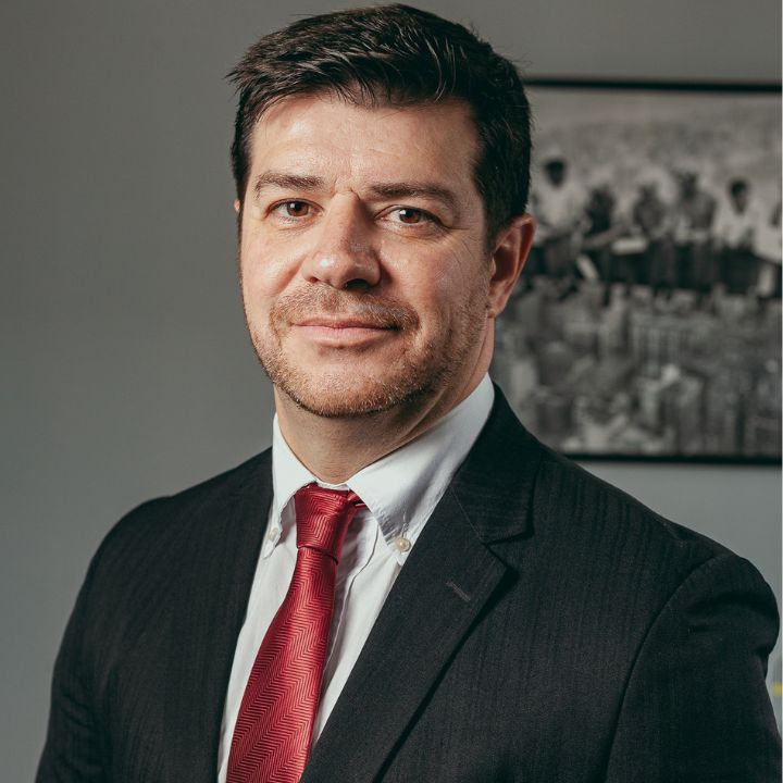 Dr. Saluar Magni em seu escritório de advocacia em Guaratinguetá
